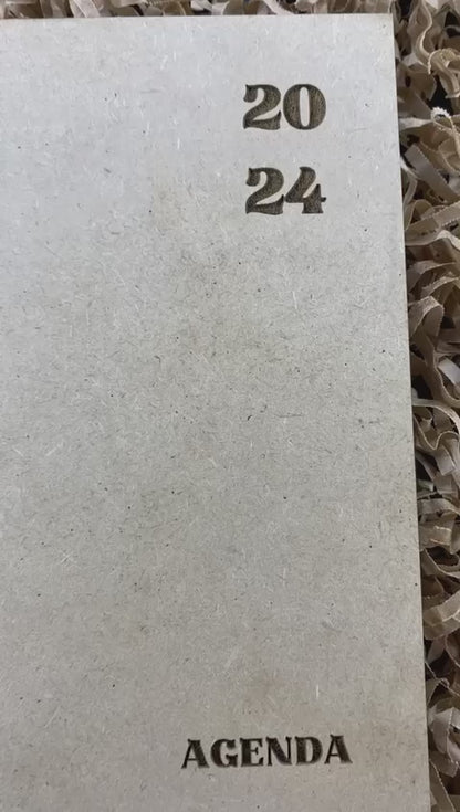 Agenda de Madera 2024 con Grabado Personalizado