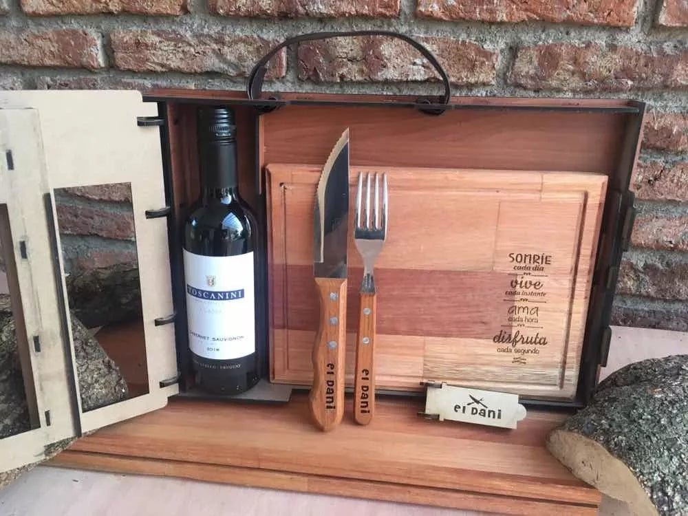 Set - Tabla + Cubiertos + Botella Vino -personalizado Láser - Imprenta Bascans - Impresión de Calidad a Medida desde 1952